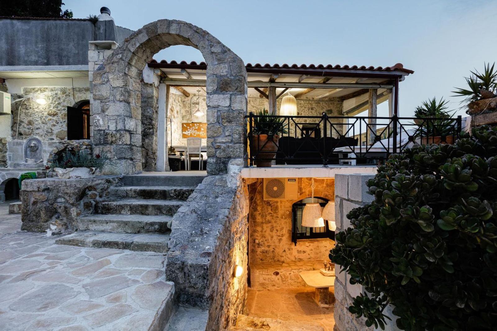 Villa Antonia'S Stonebuilt Mansion With A Private Pool à Arménoi Extérieur photo