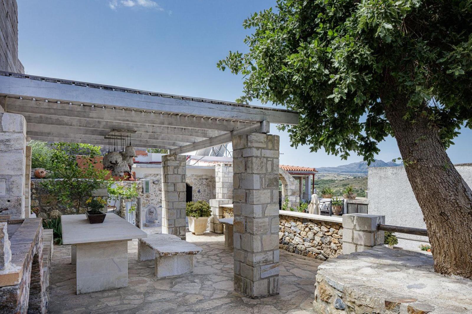 Villa Antonia'S Stonebuilt Mansion With A Private Pool à Arménoi Extérieur photo